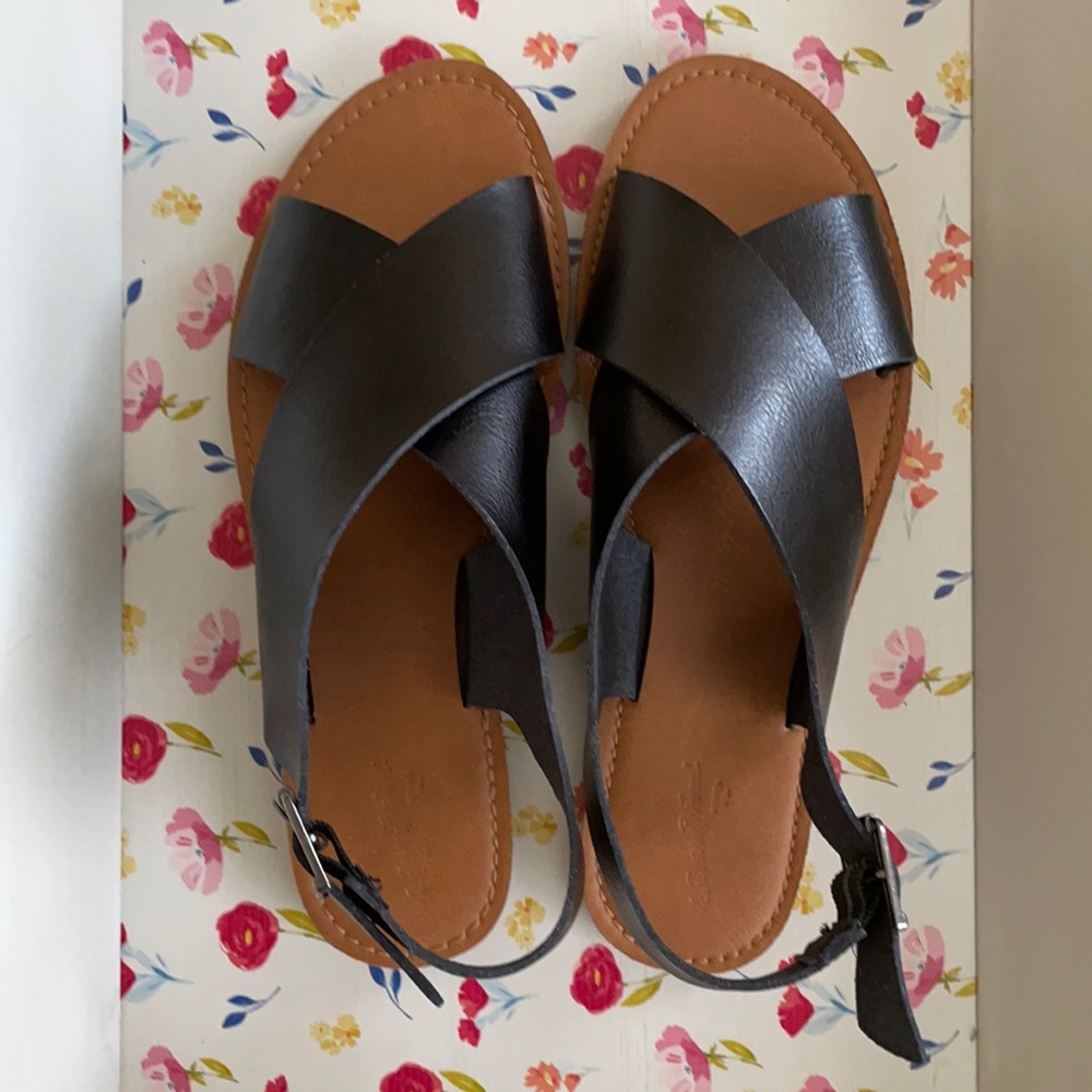 Universal Thread Sandals